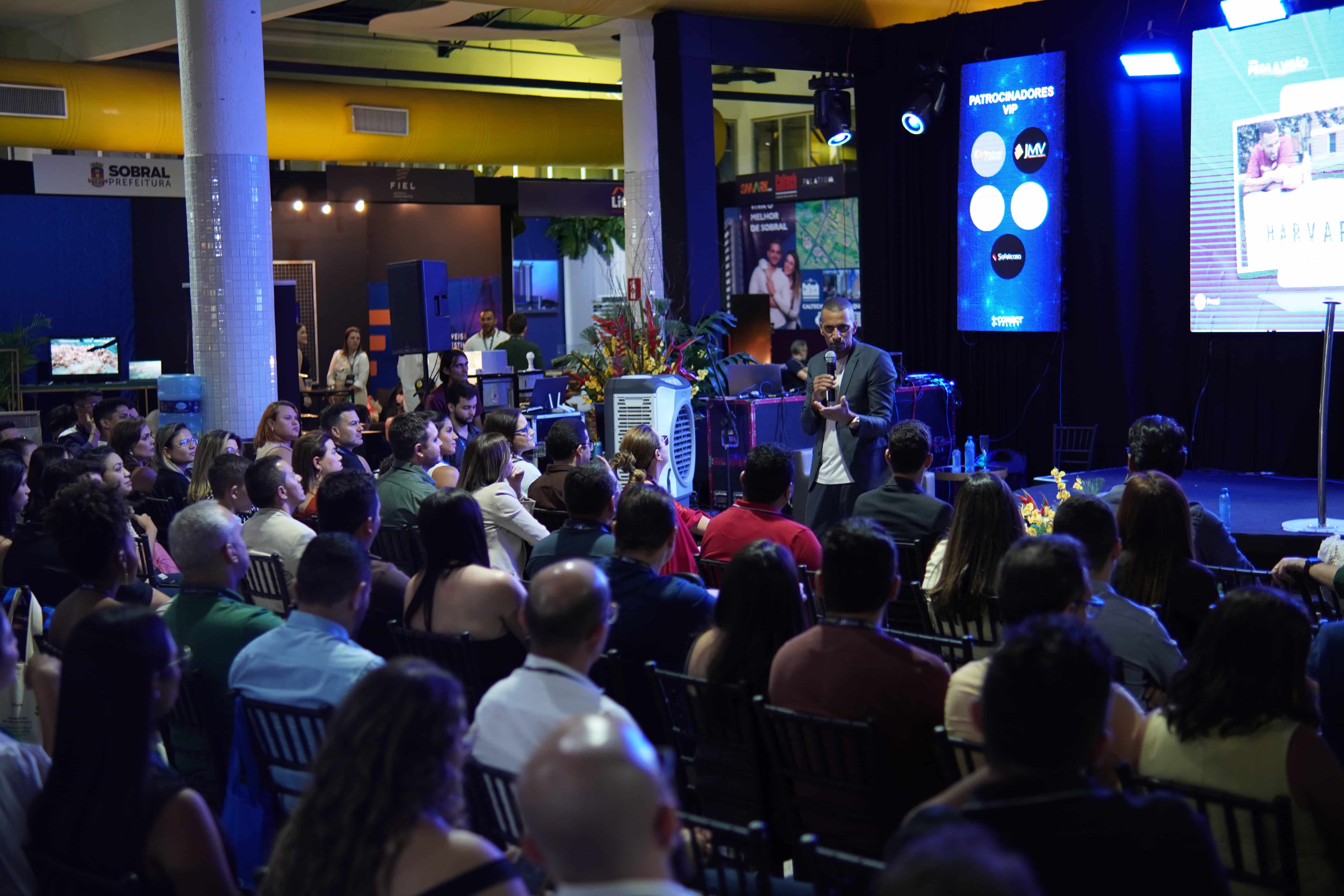 Palco principal do evento Connect Valley com painéis de LED e público assistindo